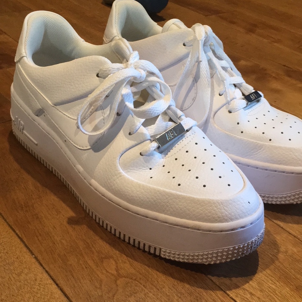 Used White Nike AF1
